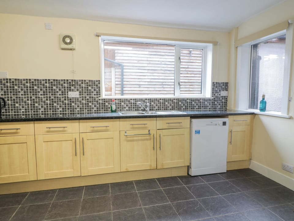 Dishwasher, electric kettle, cookware/dishes/utensils