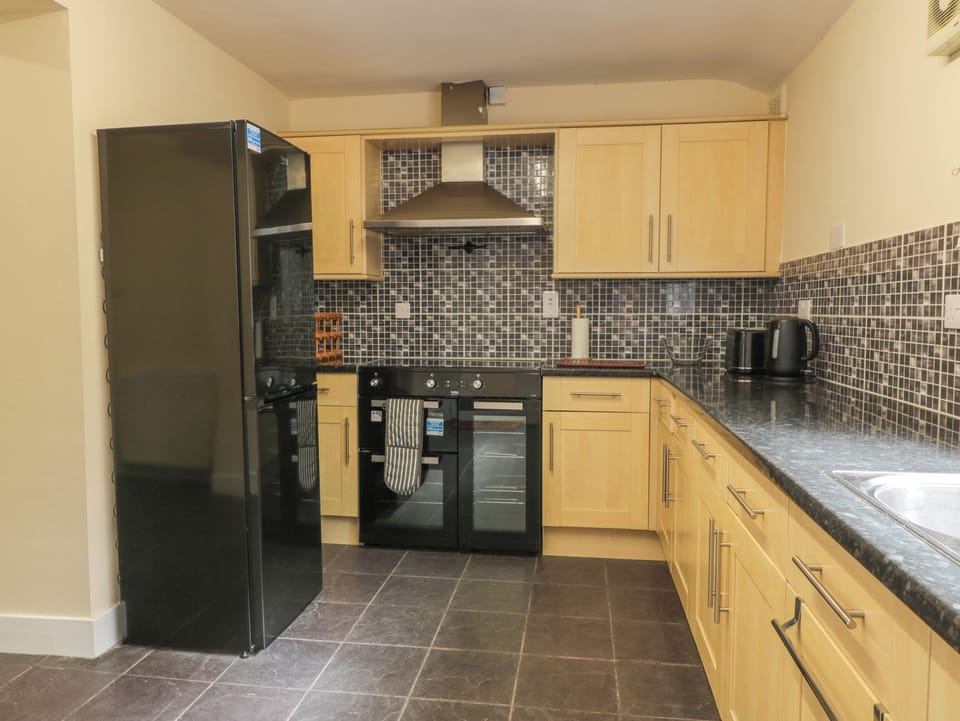 Dishwasher, electric kettle, cookware/dishes/utensils