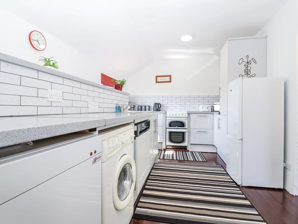 Cottage | Private kitchen | Fridge, dishwasher, electric kettle, toaster
