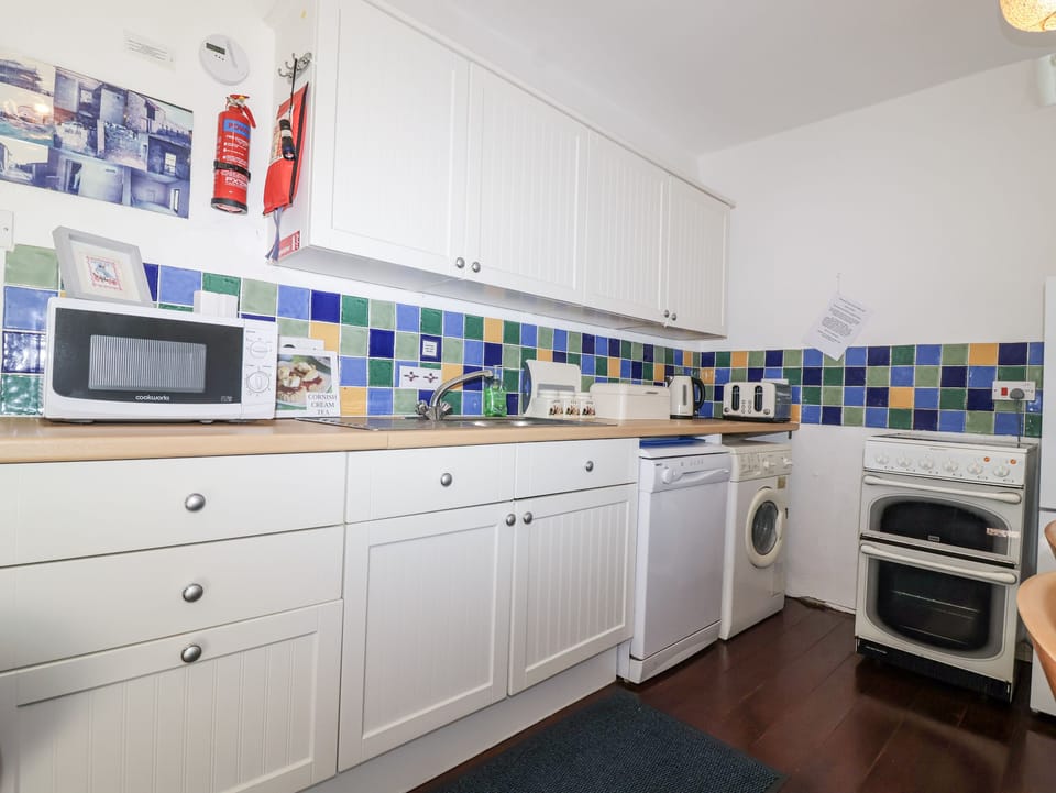 Cottage | Private kitchen | Fridge, dishwasher, electric kettle, cookware/dishes/utensils