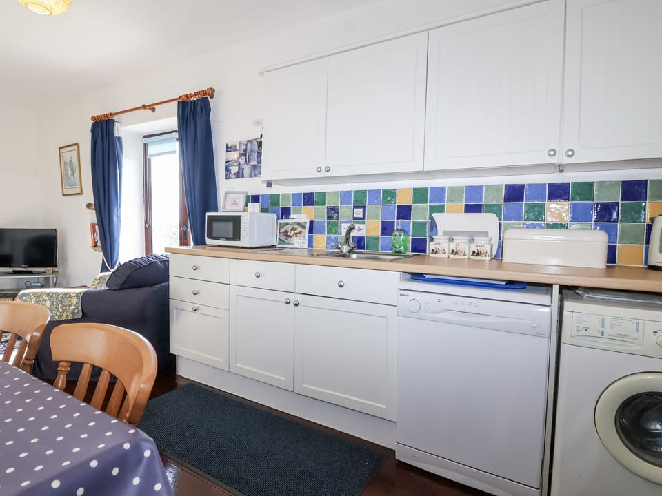 Cottage | Private kitchen | Fridge, dishwasher, electric kettle, cookware/dishes/utensils