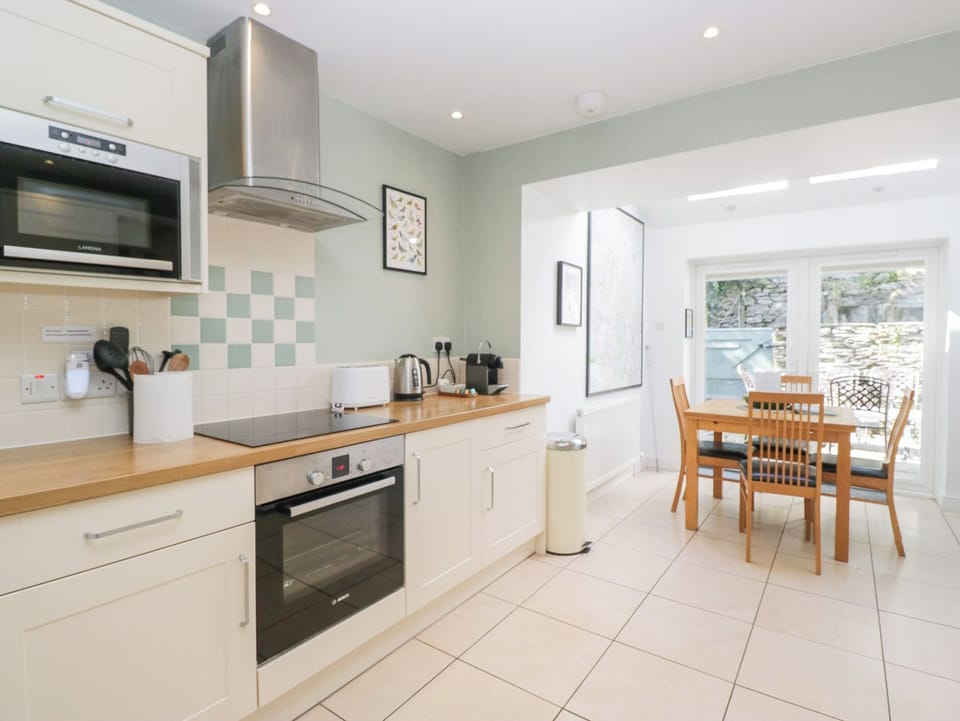 Cottage | Private kitchen | Fridge, dishwasher, electric kettle, cookware/dishes/utensils