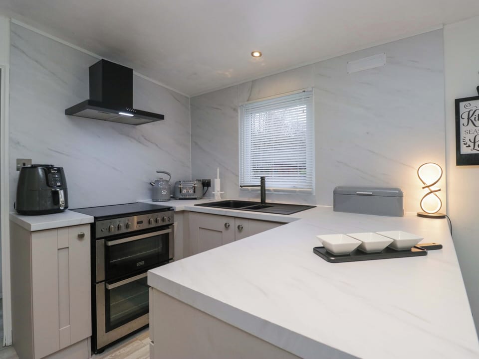 Cottage | Private kitchen | Fridge, dishwasher, electric kettle, toaster