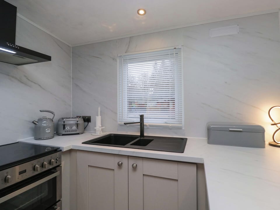 Cottage | Private kitchen | Fridge, dishwasher, electric kettle, toaster