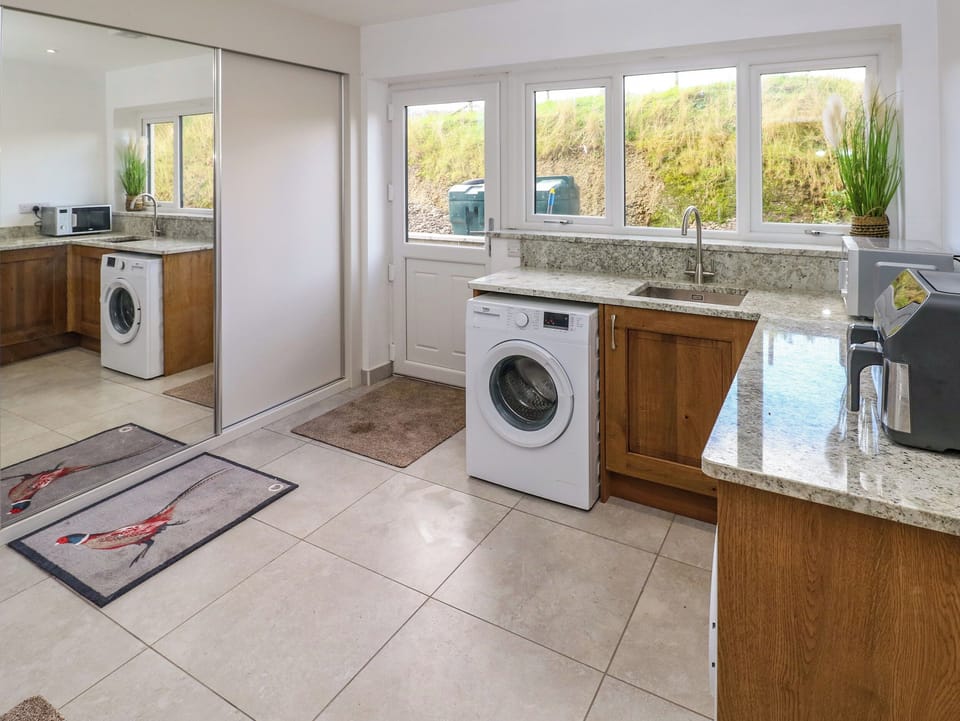 Fridge, dishwasher, cookware/dishes/utensils
