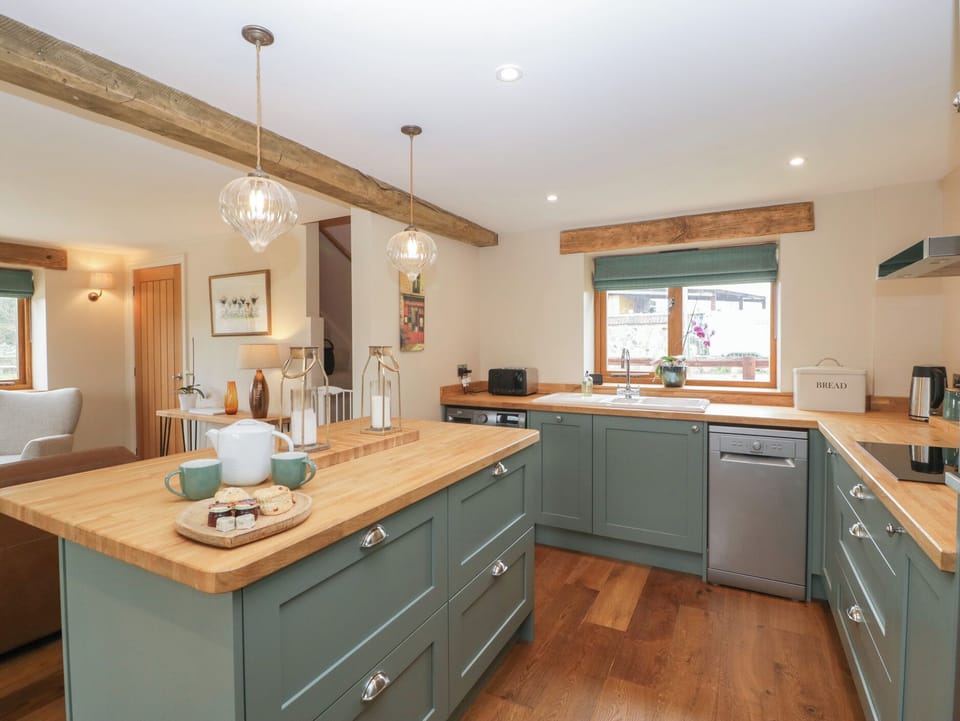 Cottage | Private kitchen | Fridge, dishwasher, electric kettle, toaster