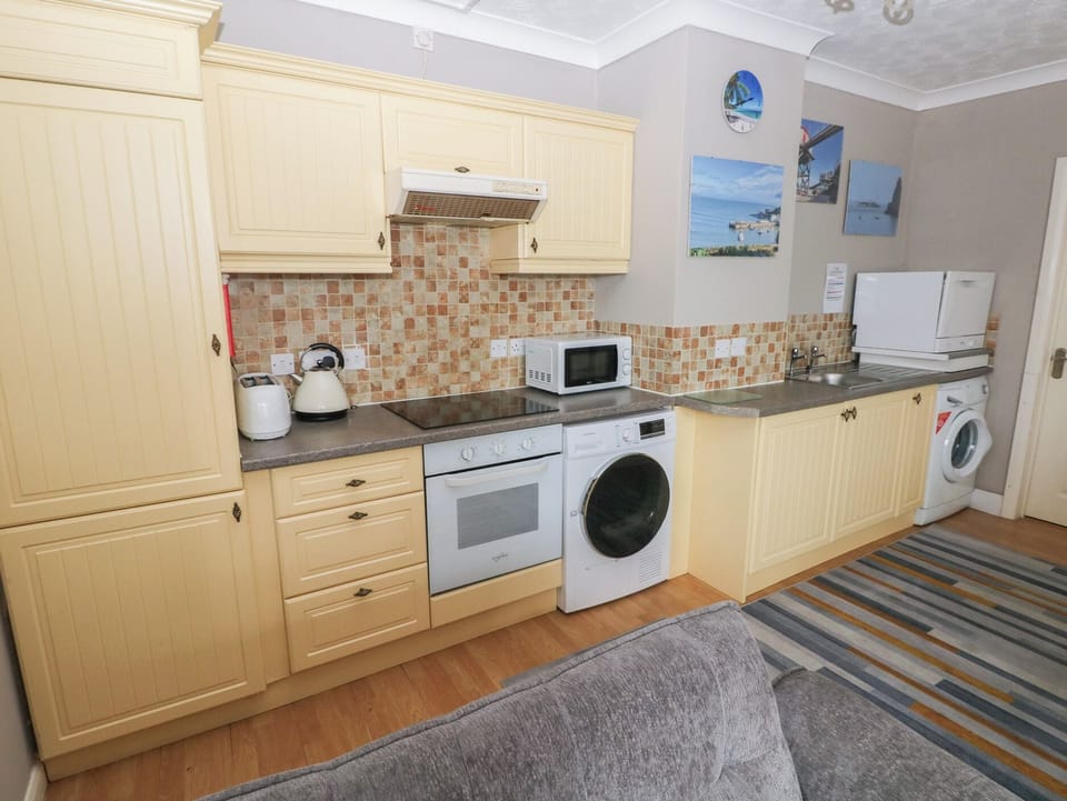 Cottage | Private kitchen | Fridge, dishwasher, electric kettle, cookware/dishes/utensils