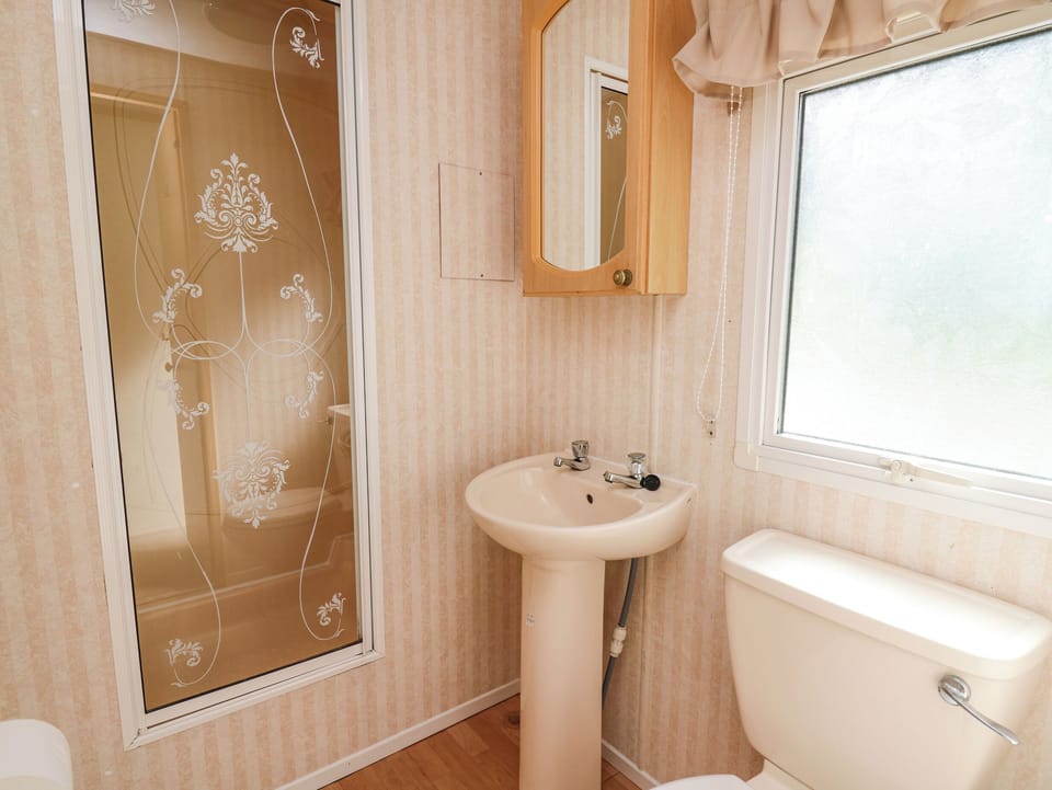 D12 Treetops Cottage in Tirymynach