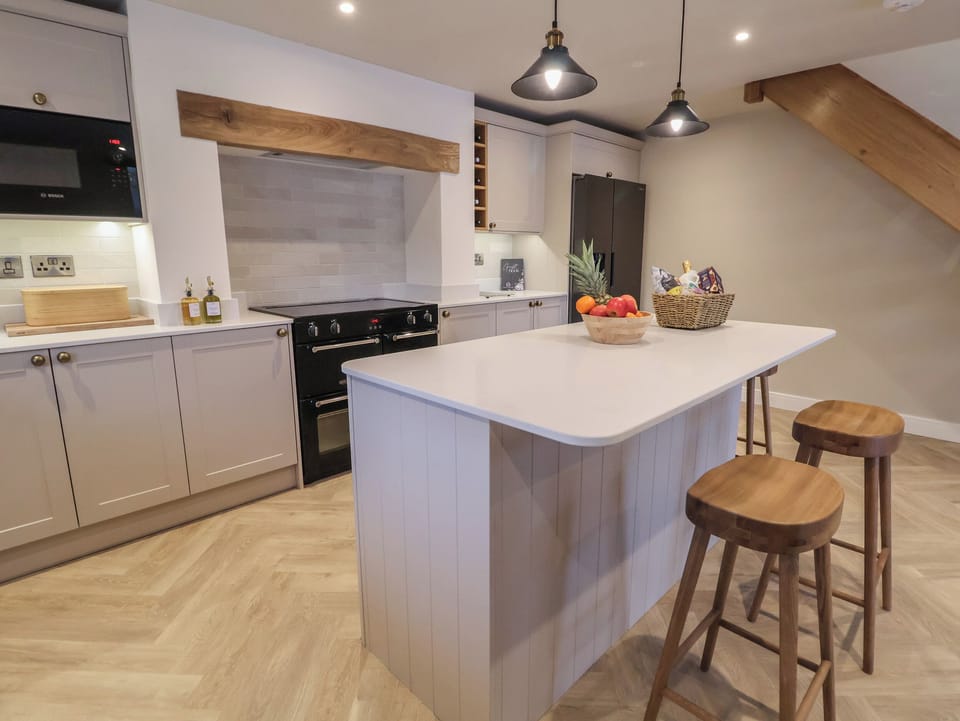 Fridge, dishwasher, cookware/dishes/utensils