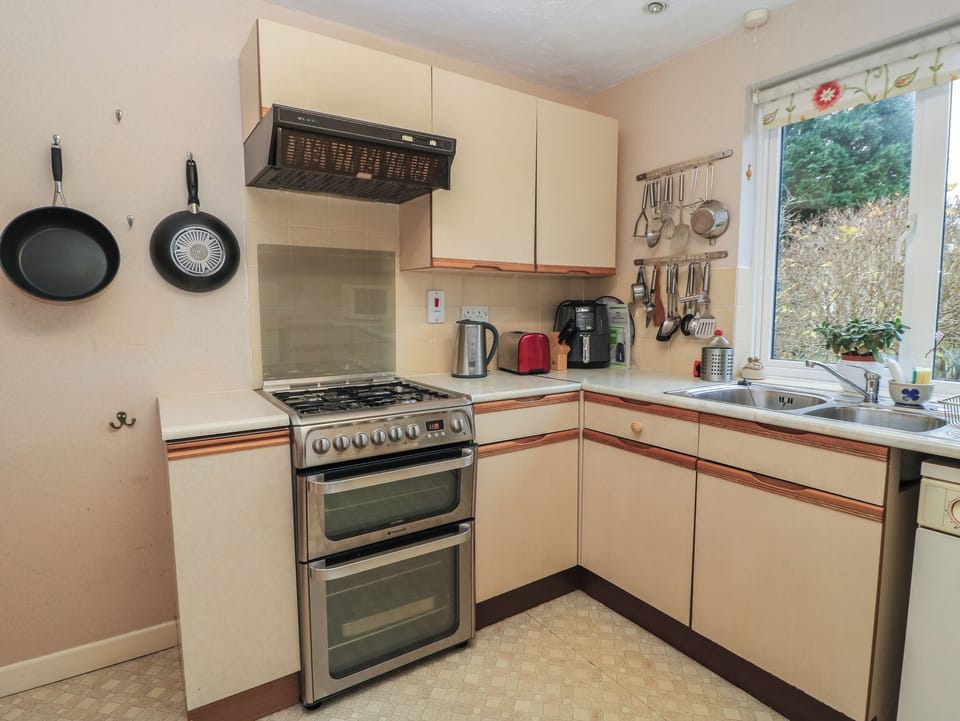 Fridge, cookware/dishes/utensils