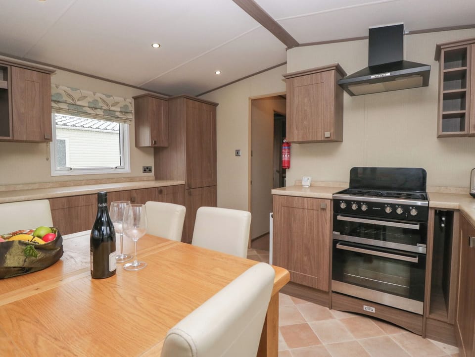 Cottage | Private kitchen | Fridge, cookware/dishes/utensils