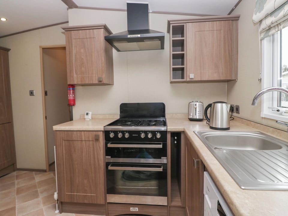 Cottage | Private kitchen | Fridge, cookware/dishes/utensils