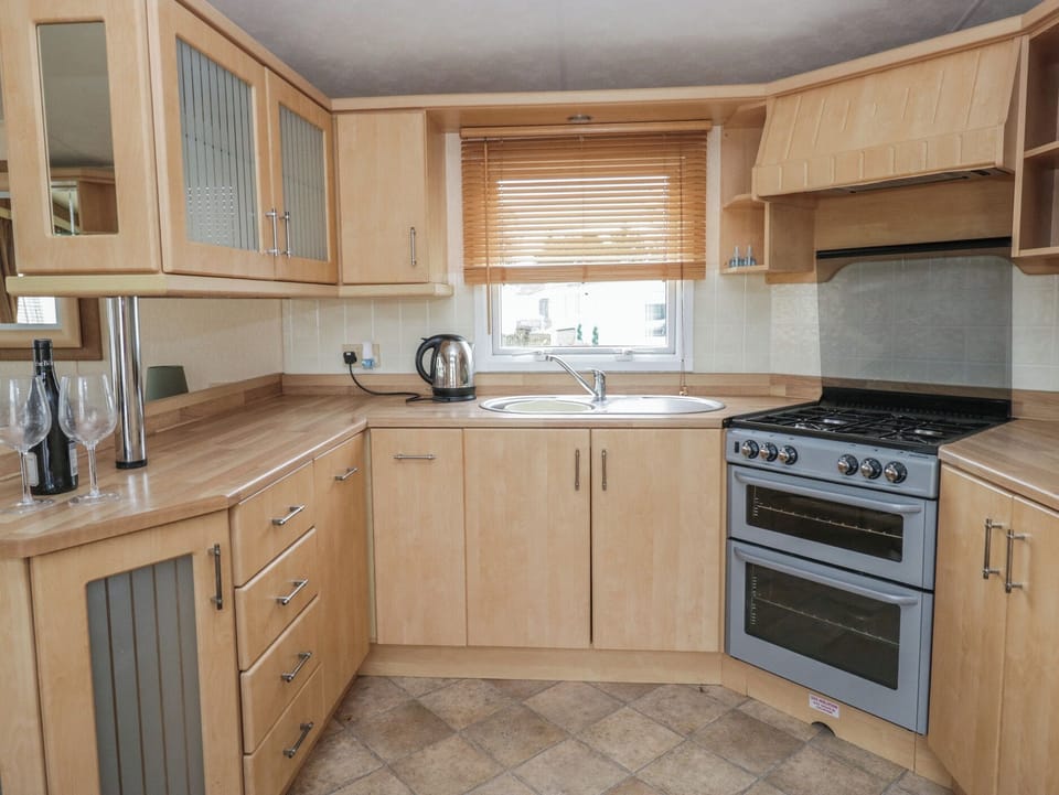Cottage | Private kitchen | Fridge, electric kettle, toaster, cookware/dishes/utensils