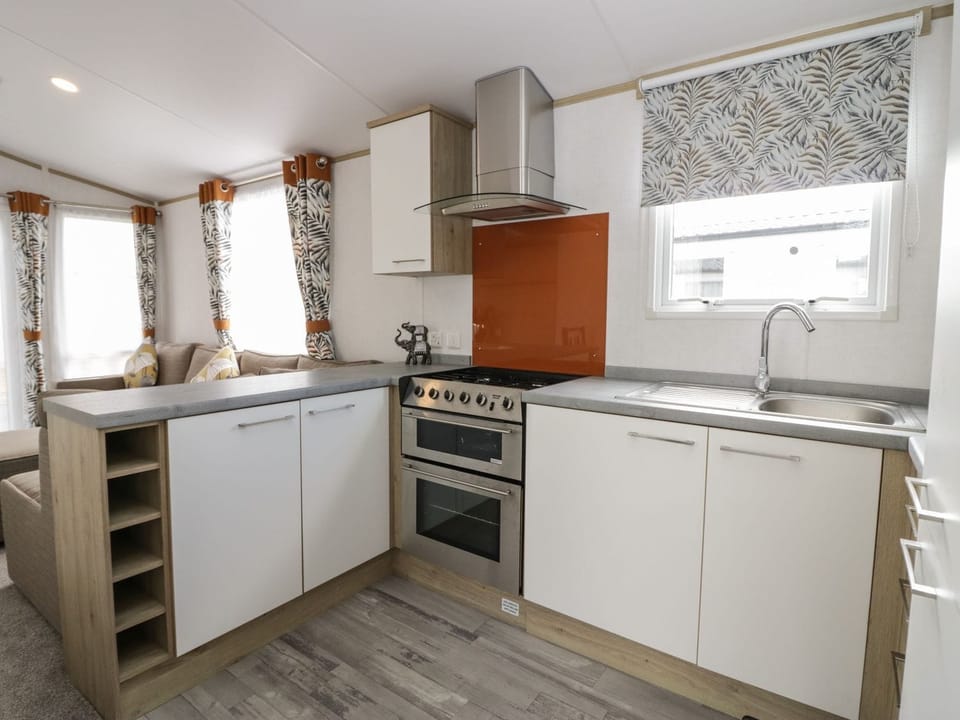 Cottage | Private kitchen | Fridge, electric kettle, toaster, cookware/dishes/utensils
