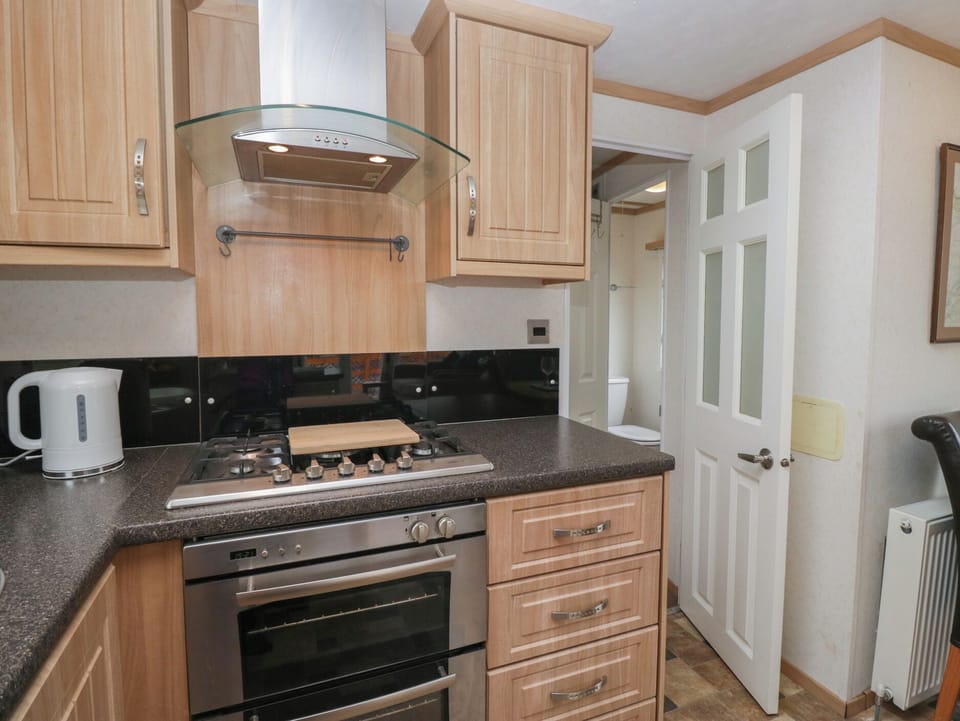 Cottage | Private kitchen | Fridge, electric kettle, toaster, cookware/dishes/utensils