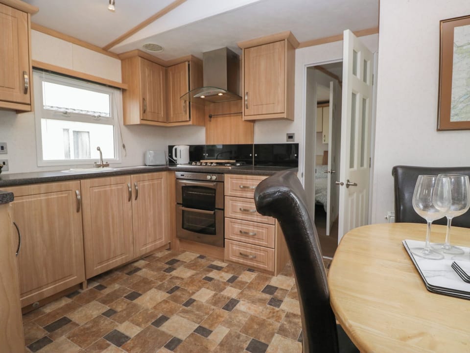 Cottage | Private kitchen | Fridge, electric kettle, toaster, cookware/dishes/utensils