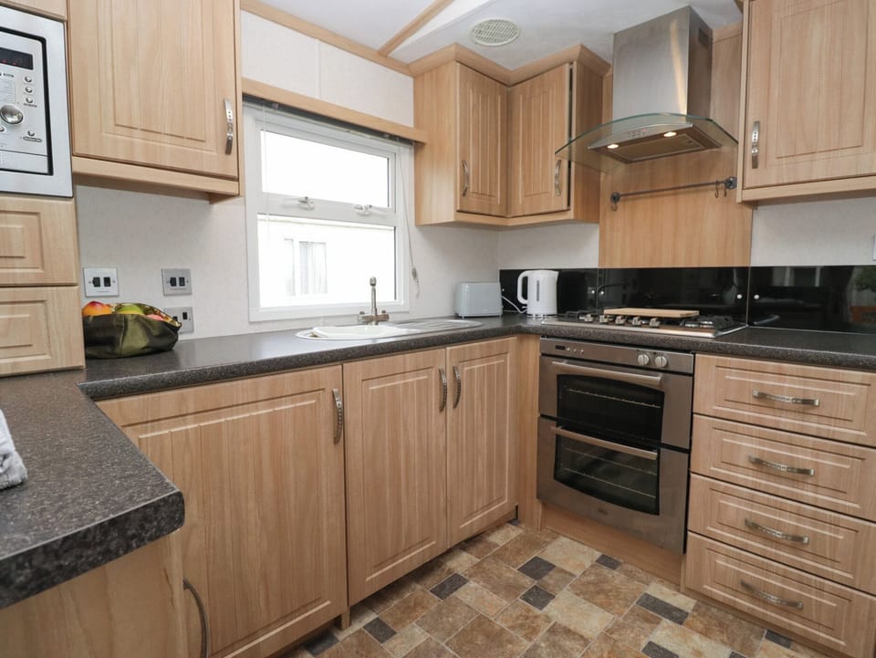 Cottage | Private kitchen | Fridge, electric kettle, toaster, cookware/dishes/utensils