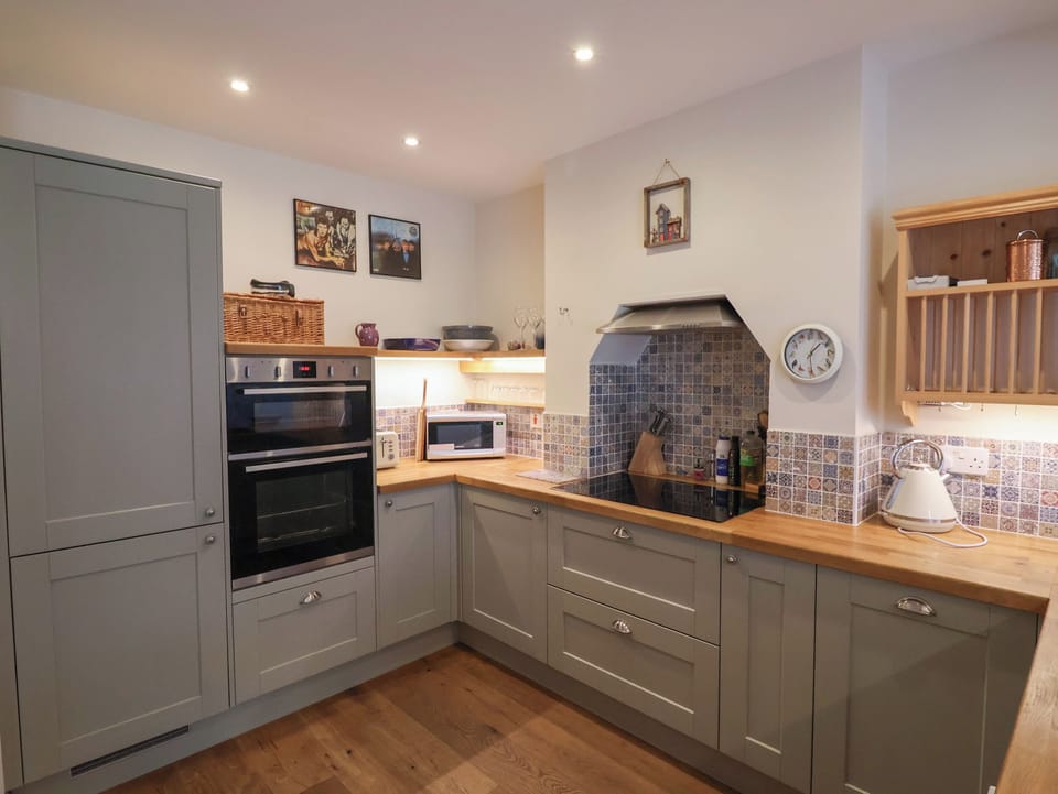 Fridge, dishwasher, electric kettle, toaster