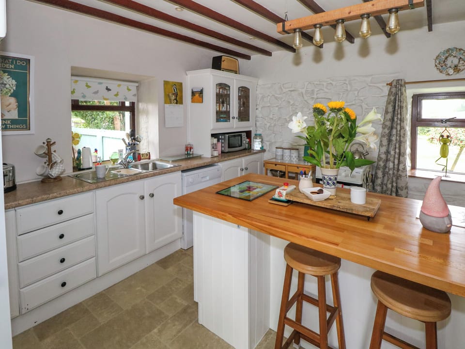 Dishwasher, electric kettle, toaster, cookware/dishes/utensils