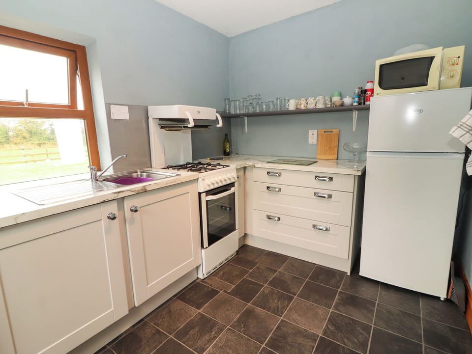 Electric kettle, toaster, cookware/dishes/utensils