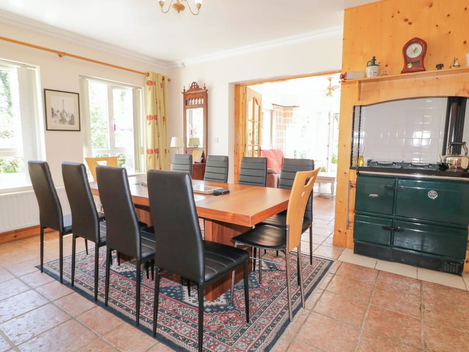 Cottage | Dining
