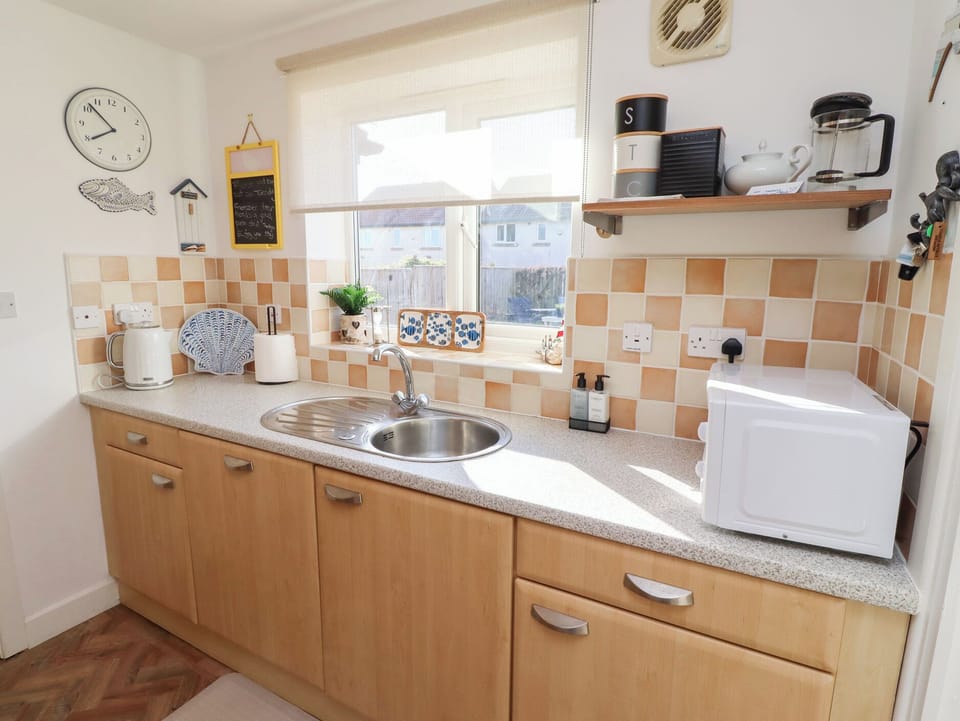 Cottage | Private kitchen | Dishwasher, electric kettle, toaster, cookware/dishes/utensils