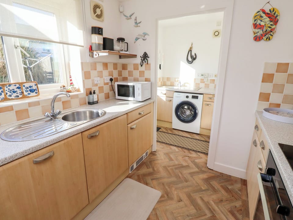 Cottage | Private kitchen | Dishwasher, electric kettle, toaster, cookware/dishes/utensils