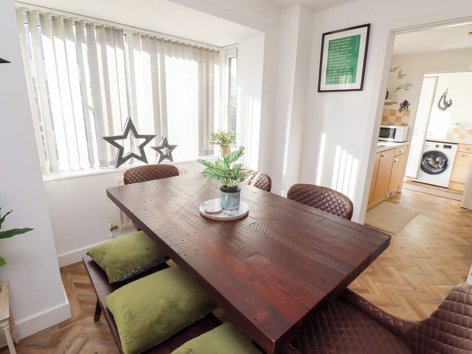 Cottage | Dining