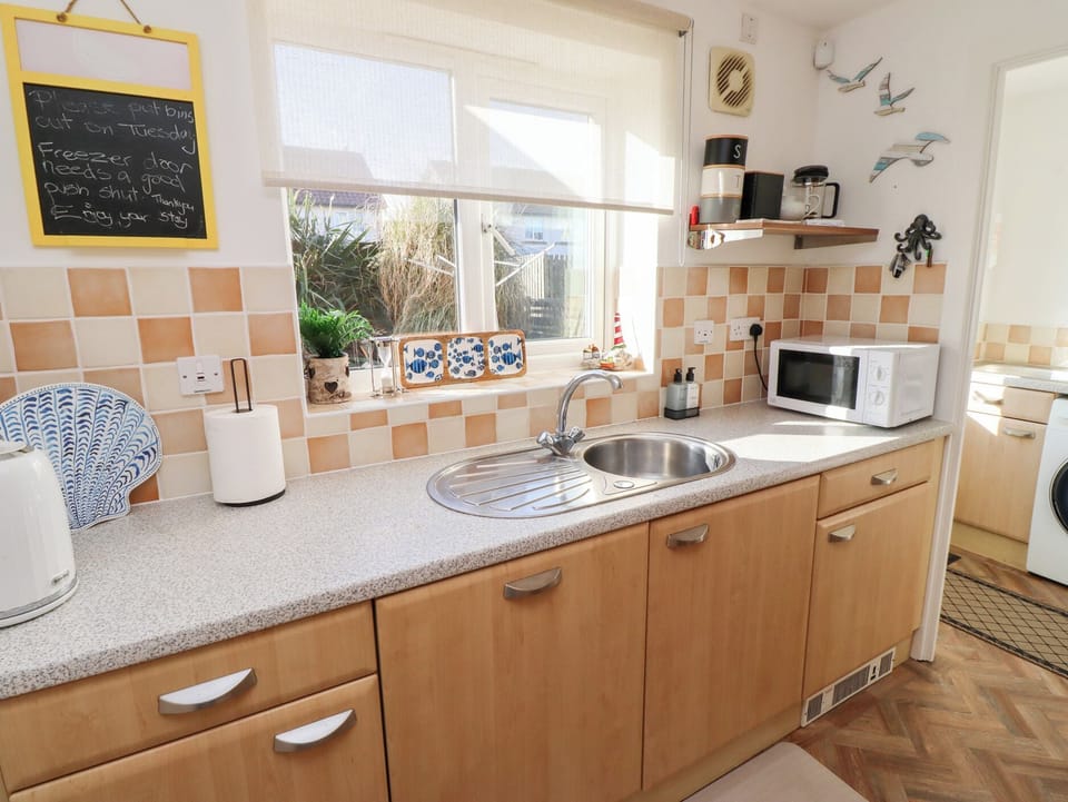 Cottage | Private kitchen | Dishwasher, electric kettle, toaster, cookware/dishes/utensils