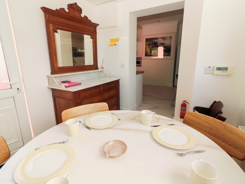 Cottage | Dining