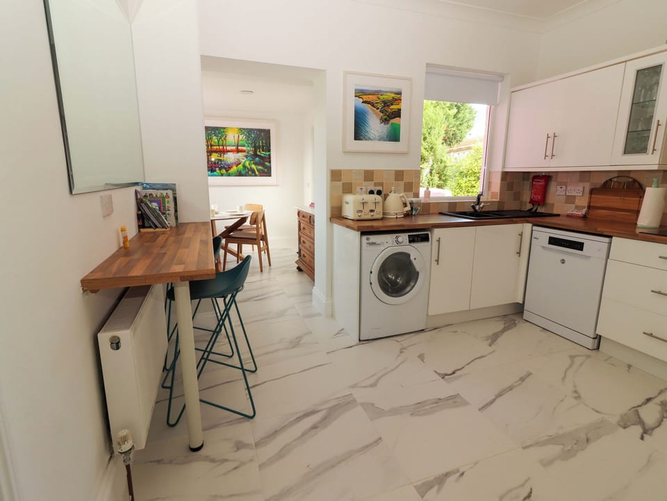 Cottage | Private kitchen | Dishwasher, electric kettle, toaster, cookware/dishes/utensils