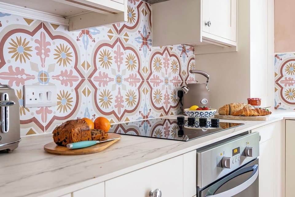 Cottage | Private kitchen | Dishwasher, cookware/dishes/utensils