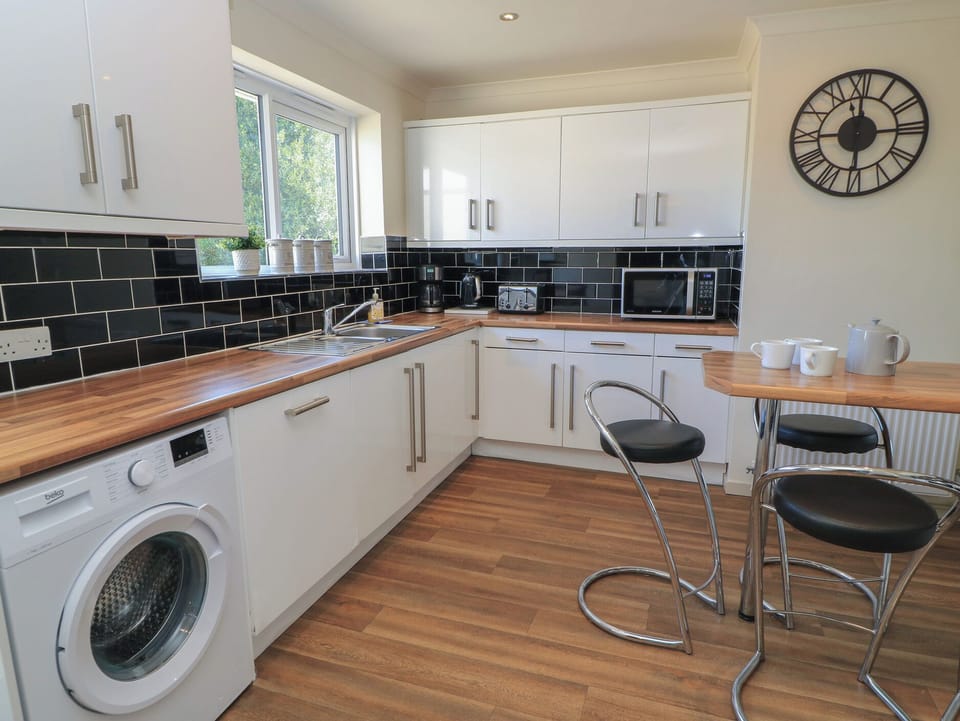 Cottage | Private kitchen | Fridge, dishwasher, electric kettle, toaster
