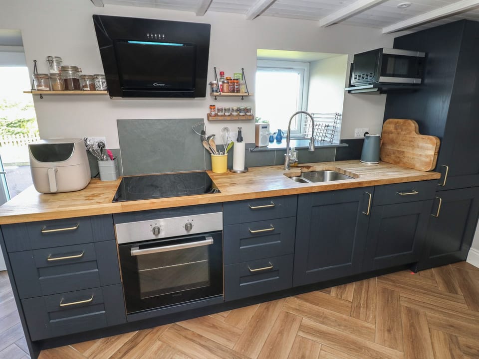 Cottage | Private kitchen | Fridge, dishwasher, electric kettle, cookware/dishes/utensils