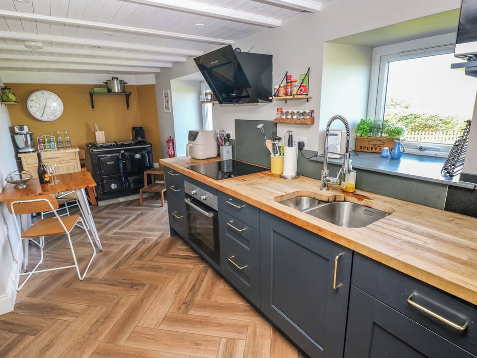 Cottage | Private kitchen | Fridge, dishwasher, electric kettle, cookware/dishes/utensils