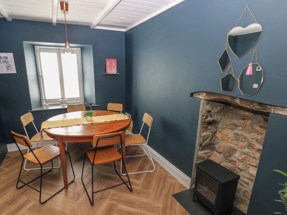 Cottage | Dining