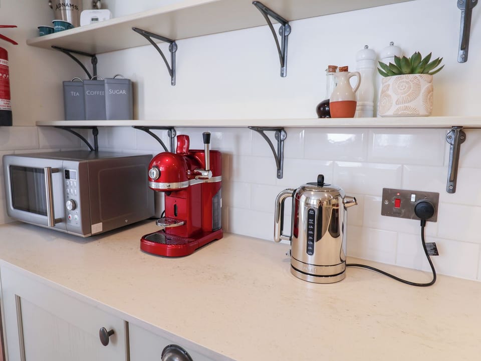 Cottage | Private kitchen | Fridge, dishwasher, electric kettle, toaster