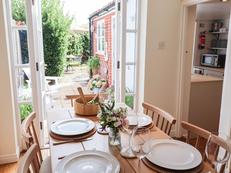 Cottage | Dining