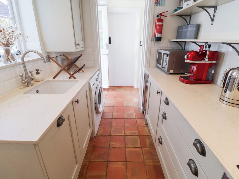 Cottage | Private kitchen | Fridge, dishwasher, electric kettle, toaster