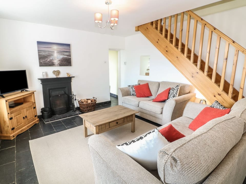 Cottage | Living area | Fireplace