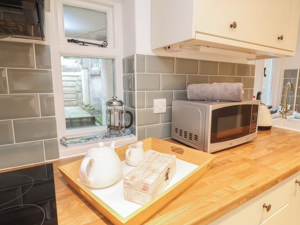 Fridge, dishwasher, cookware/dishes/utensils
