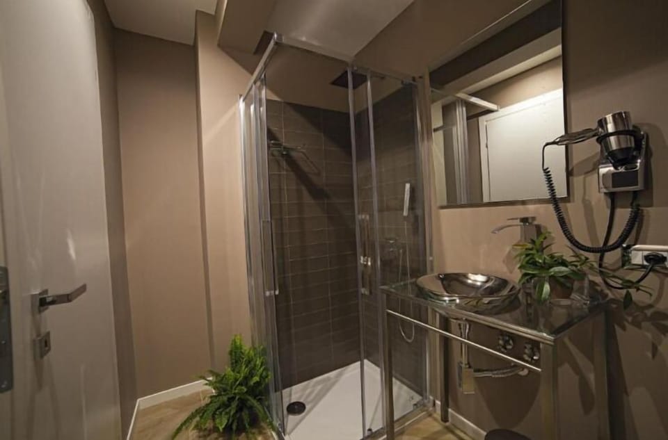 Shower, free toiletries, hair dryer, bidet
