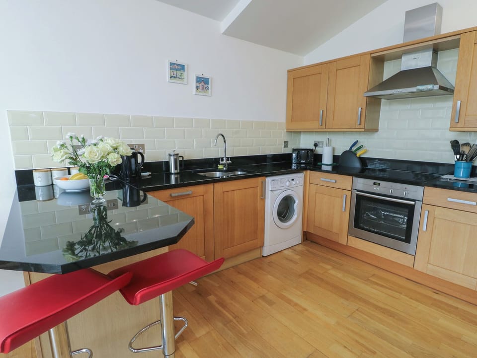 Cottage | Private kitchen | Fridge, dishwasher, electric kettle, toaster