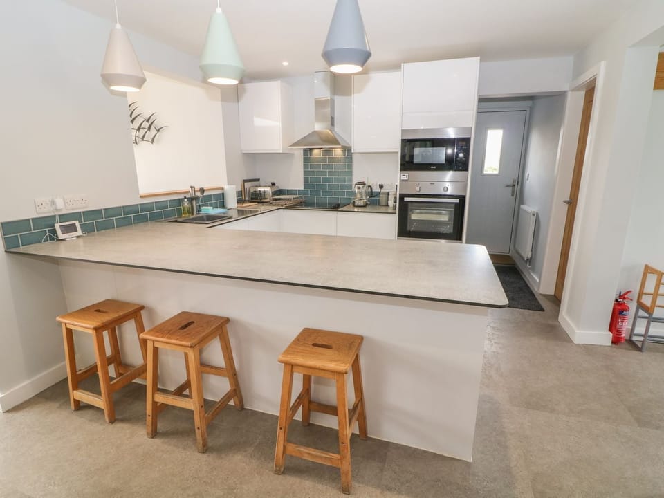 Fridge, dishwasher, cookware/dishes/utensils