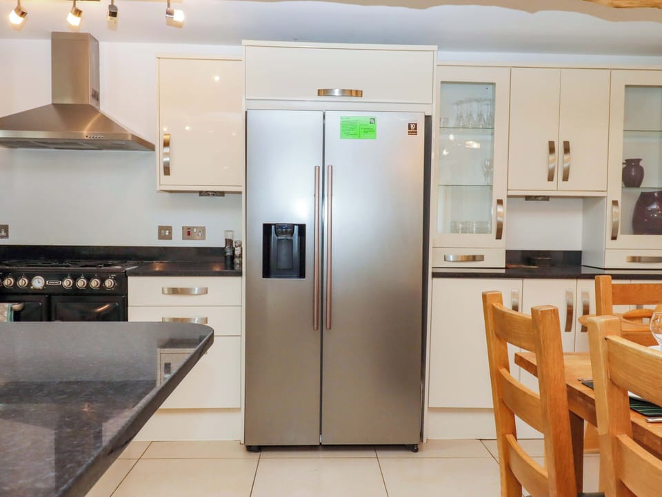 Cottage | Private kitchen | Fridge, dishwasher, electric kettle, toaster