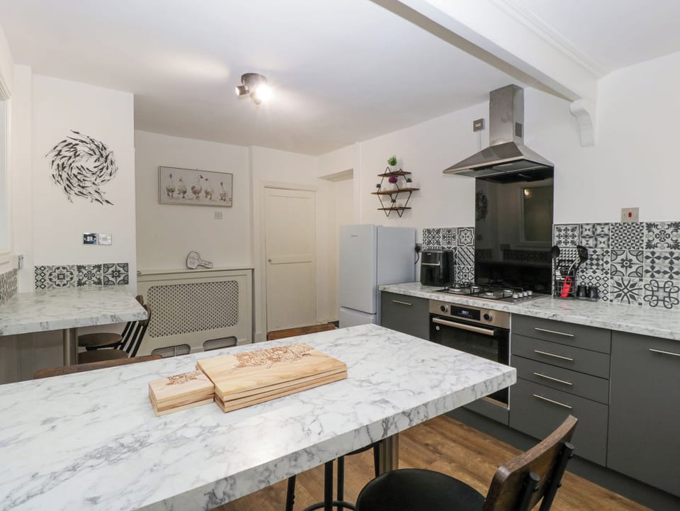 Fridge, dishwasher, cookware/dishes/utensils