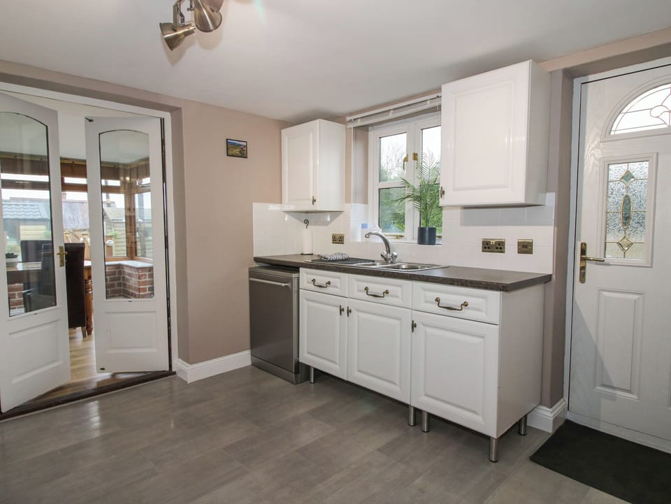 Dishwasher, electric kettle, cookware/dishes/utensils