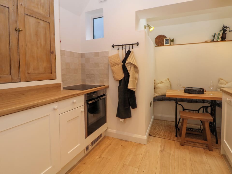 Fridge, dishwasher, cookware/dishes/utensils