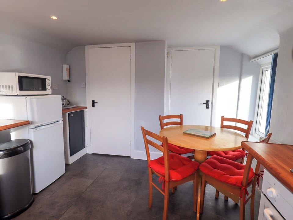 Fridge, dishwasher, cookware/dishes/utensils