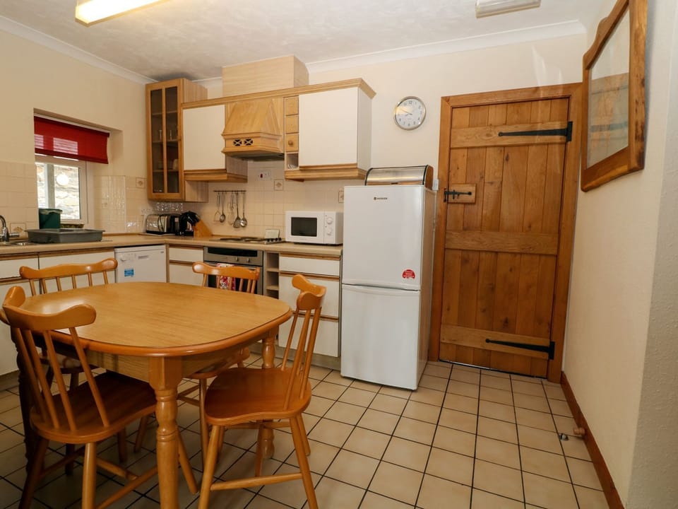 Fridge, dishwasher, electric kettle, cookware/dishes/utensils